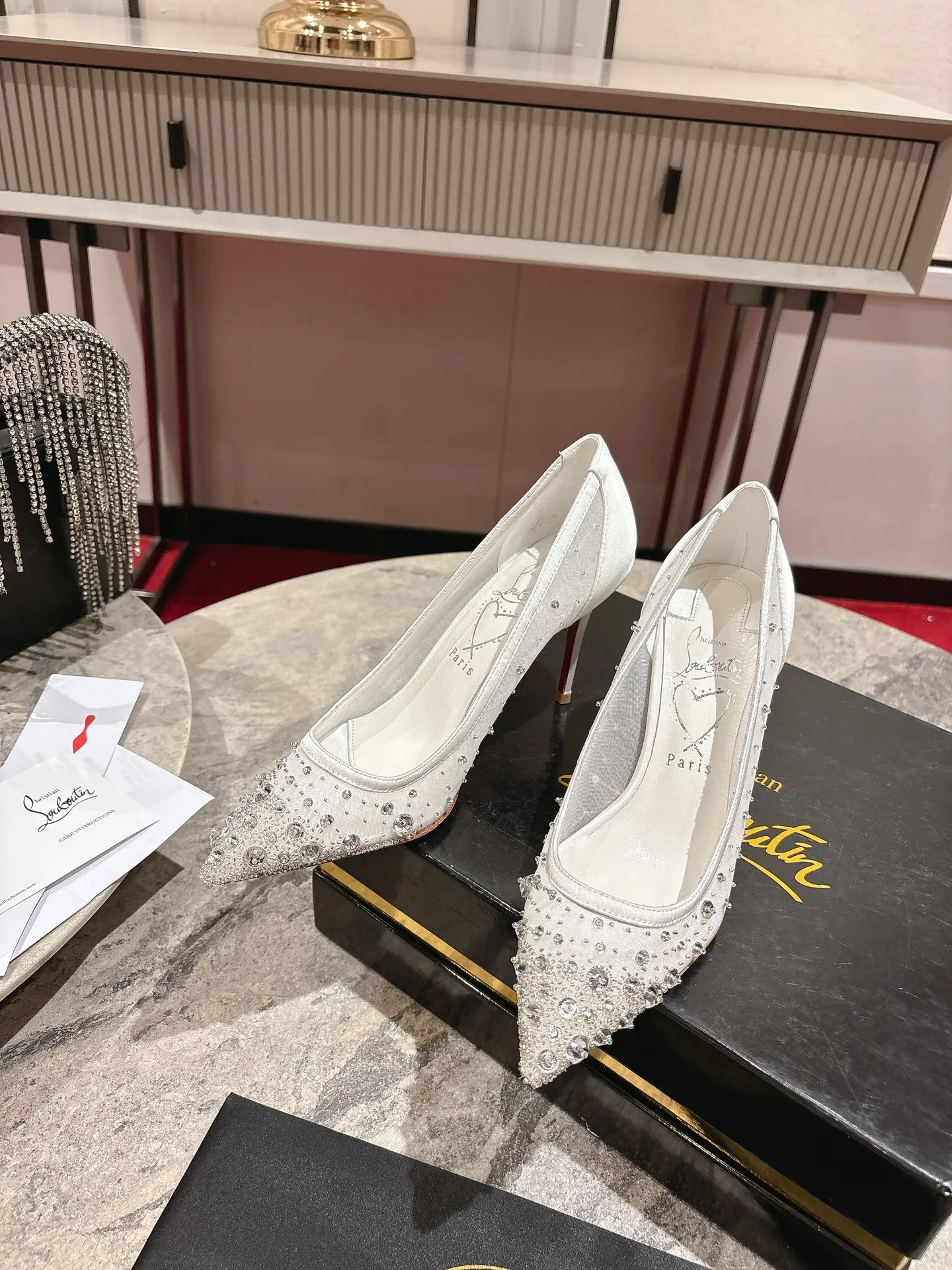 👟👟Ex-factory price 740👟👟 🆑❥∙ Mesh seam drill (single shoe)🦋✪ꫛꫀw.✔︎ This style features a slightly pointed toe made from white mesh with crystal beads and diamonds, a 65mm heel height, hand-placed crystals added to the front, and our signature Louboutin red sole with Christian Louboutin's signature and heart-shaped imprint logo on the insole. Size: 34 yards-42 yards (34.40.41.42. Customized, non-returnable and non-exchangeable‼️) Heel height: 6.5cm Color: White Apricot